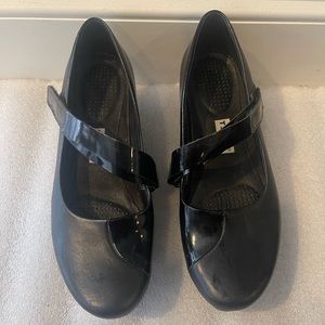 Tsubo Wedges black and patent leather slip ons